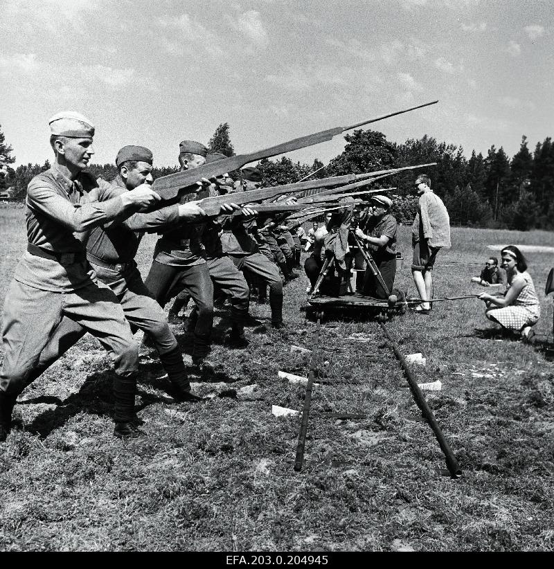Films from Tallinn Film "The People in Soldiers". The soldiers' battle attack is filmed by the operator-designer Mihhail Dorovatovski. Arvi Hallik and Heino Raudsik are in front of the row with wooden guns.