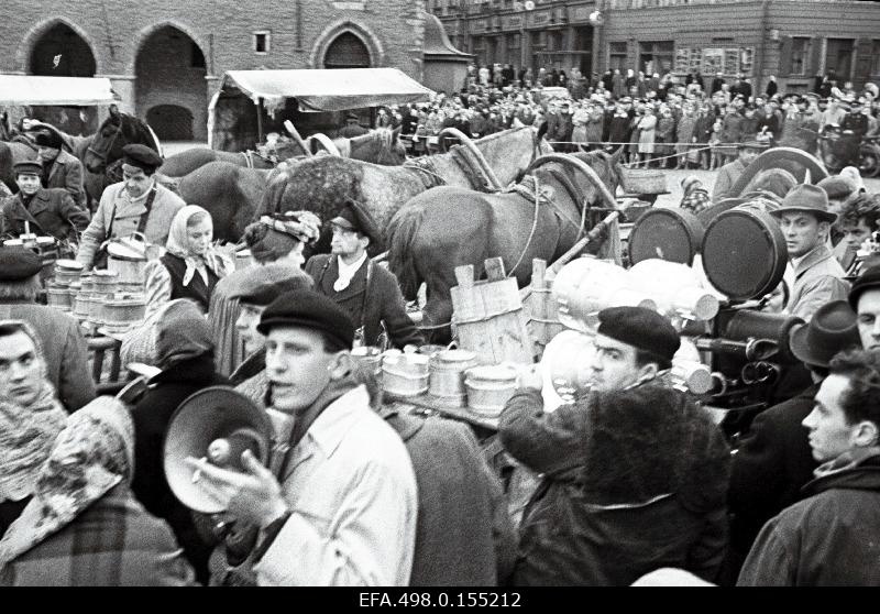 Film studio “Tallinnfilm” play film “Mäeküla milkman” on the Raekoja Square.