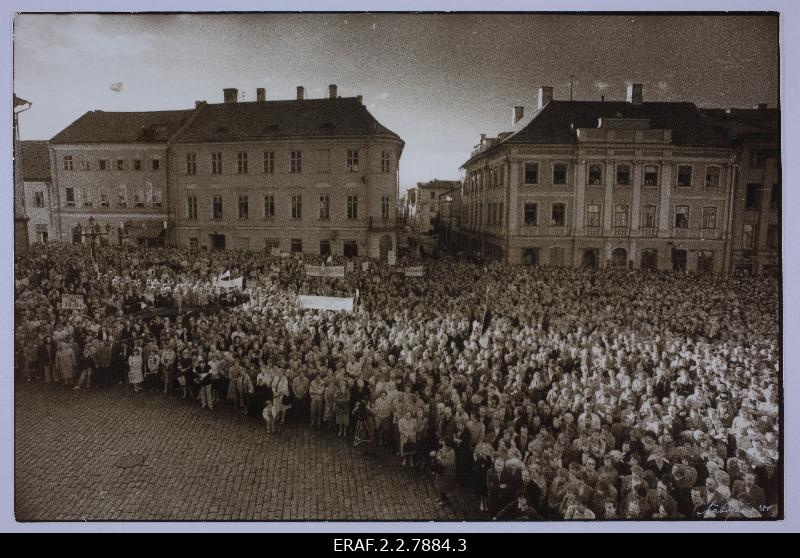 Popular miiting in Tartu on the Raekoja Square. Meeting with delegates from Estonia to the 19th NLKP conference. The people are equipped with slogans