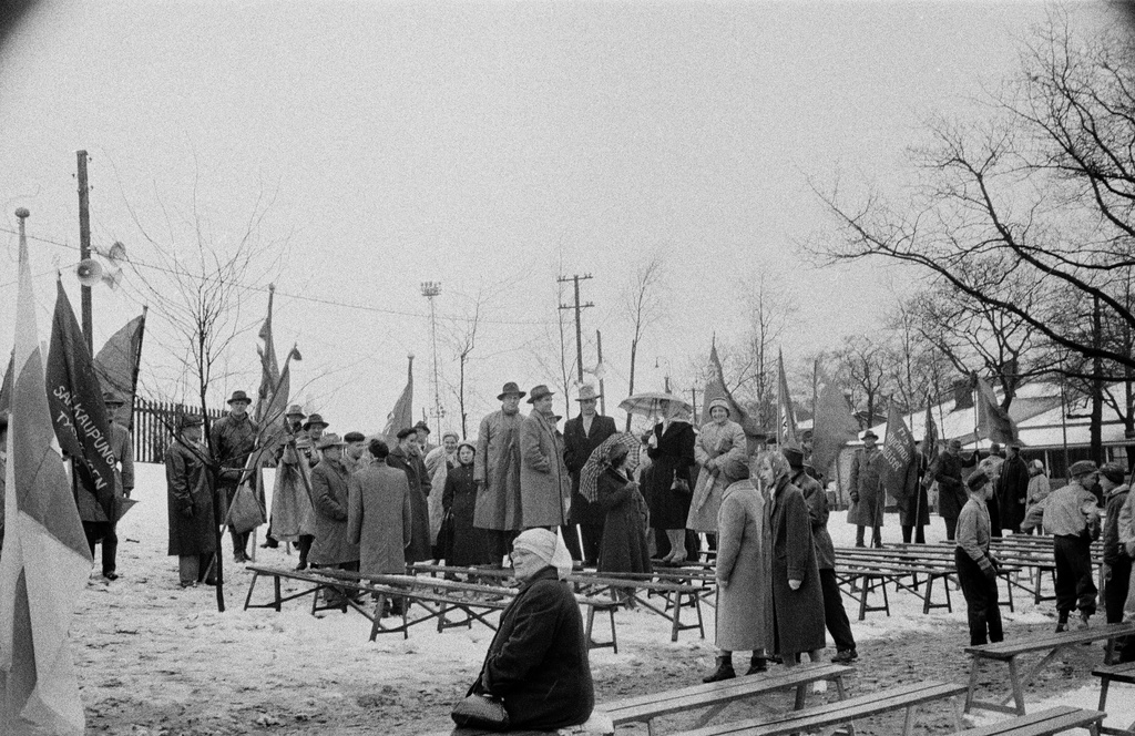 Työväen vappujuhla lumi- ja räntäsateessa Kaisaniemen kentällä 1957.