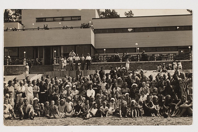 Group picture at the beach building of Narva-Jõesuu, ~1935-1940