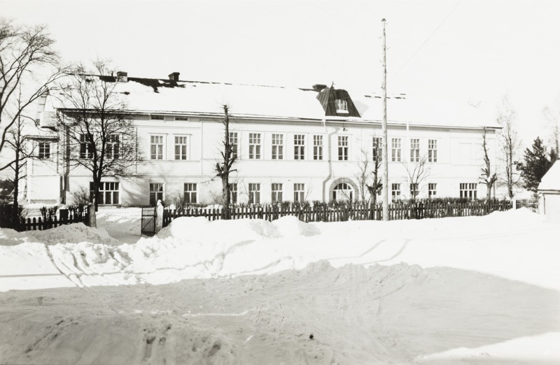 The main building of Kähär National School in winter.; overview