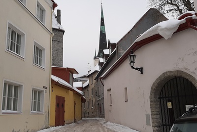 Tallinn, Aida tänav, taga linnamüüri torn ja Oleviste kirik. rephoto