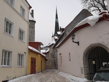 Tallinn, Aida tänav, taga linnamüüri torn ja Oleviste kirik. rephoto