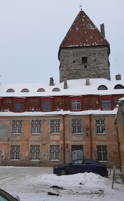 Linnamüüriga külgnev elamu Tallinnas, hoone vaade piki tänavat; vastasmaja katuselt rephoto