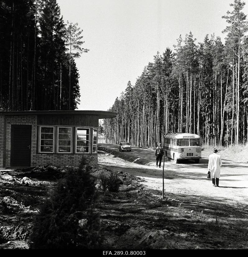 Car bus pavilion in Tõravere.