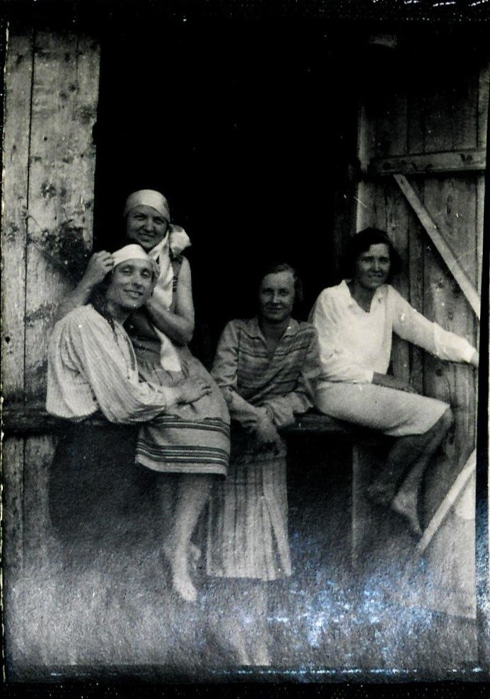 Ilse Bachmann with family
