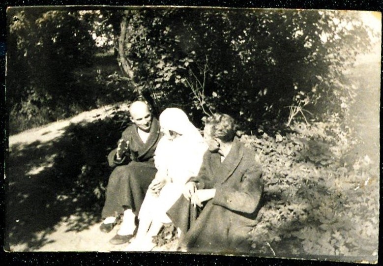 Nurse Ilse Bachmann with two patients