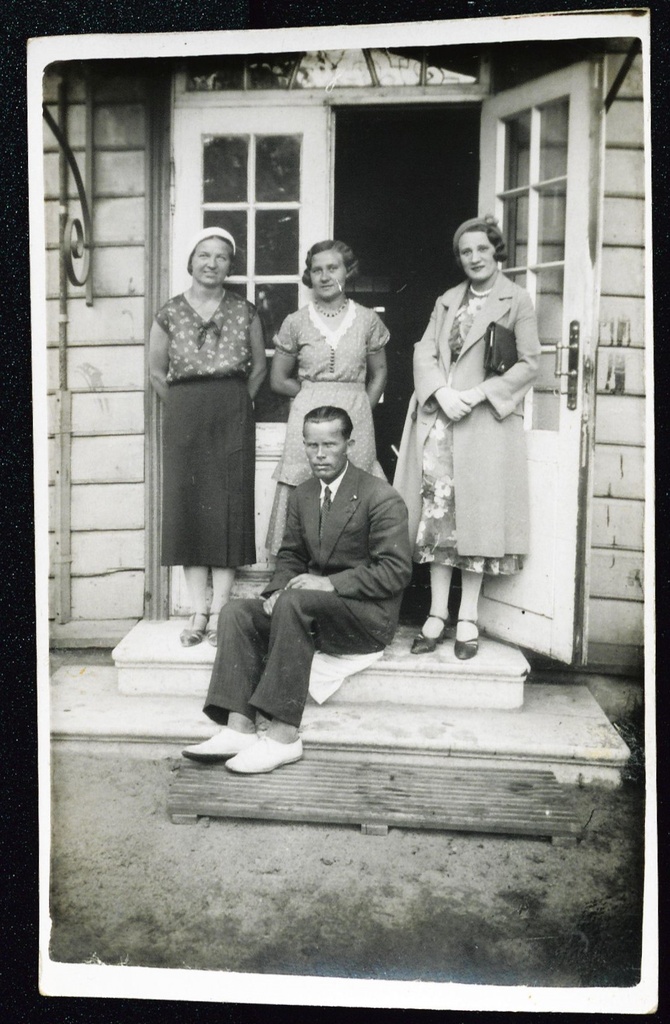 Ilse Bachmann with sisters and brothers (?)