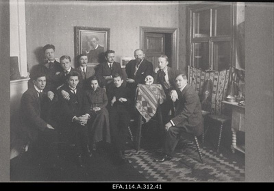 Artist h. Laipmann (Laikmaa) with his students. Laipmann right 3. I row left Oskar Kallis, 2 row right : 1. A. Vaga, 2. Laikmaa.  duplicate photo