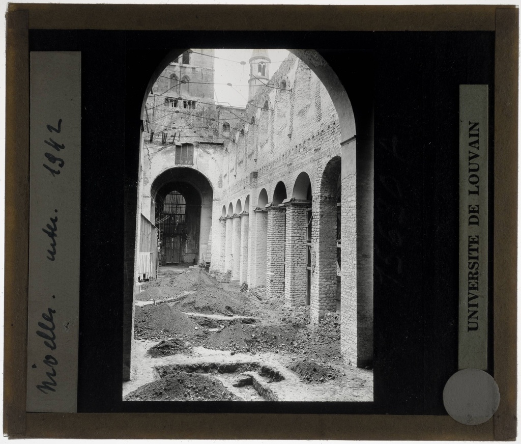 Nivelles. Collégiale Sainte-Gertrude Interior: arcades van de zijbeuk, gezien vanuit het noordwesten tijdens de restaurants