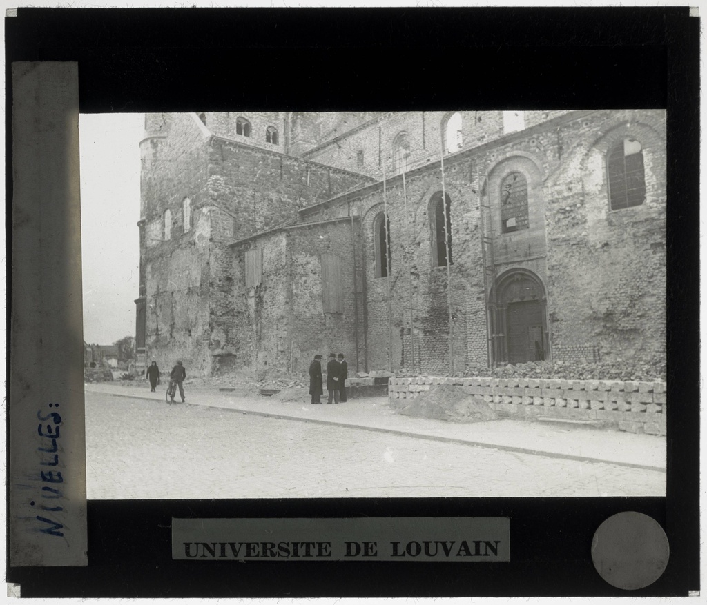 Nivelles. Collégiale Sainte-Gertrude Exterieur: Deel van de zuidelijk gevel met a significant damage