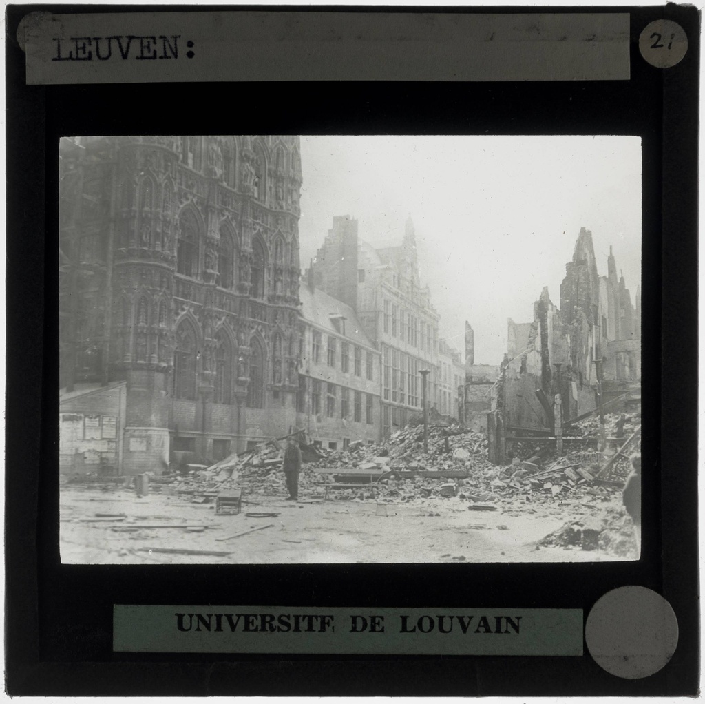 Leuven. Naamsestraat en de Grote Markt na bombardement tijdens where I