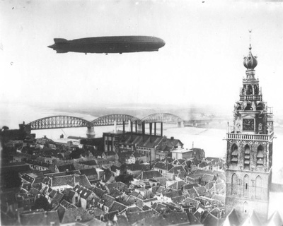 Op zondag 13 October maakte het luchtschip de Graf Zeppelin een rondvlucht boven Nederland en passeerde Nijmegen om 12.50 uur; de zeppelin trok overal grote publieke belangstelling  duplicate photo