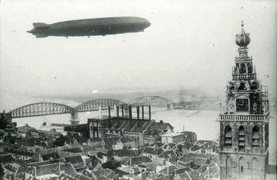 Op zondag 13 October maakte het luchtschip de Graf Zeppelin een rondvlucht boven Nederland en passeerde Nijmegen om 12.50 uur; de zeppelin trok overal grote publieke belangstelling  duplicate photo