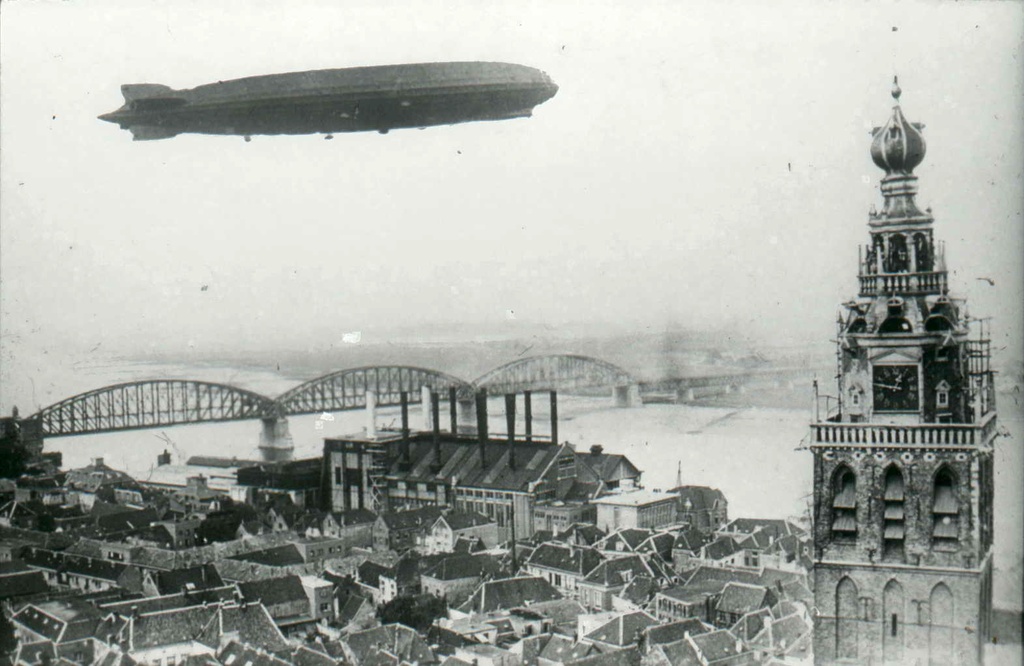Op zondag 13 October maakte het luchtschip de Graf Zeppelin een rondvlucht boven Nederland en passeerde Nijmegen om 12.50 uur; de zeppelin trok overal grote publieke belangstelling