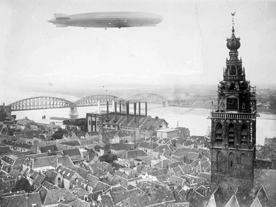 Op zondag 13 October maakte het luchtschip de Graf Zeppelin een rondvlucht boven Nederland en passeerde Nijmegen om 12.50 uur; de zeppelin trok overal grote publieke belangstelling  duplicate photo