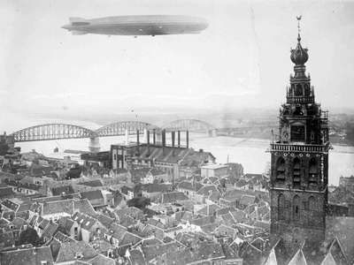 Op zondag 13 October maakte het luchtschip de Graf Zeppelin een rondvlucht boven Nederland en passeerde Nijmegen om 12.50 uur; de zeppelin trok overal grote publieke belangstelling  duplicate photo