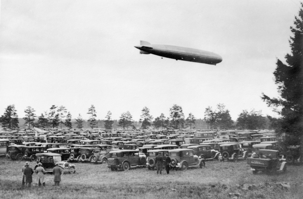 Graf Zeppelin på Malms flygfält.