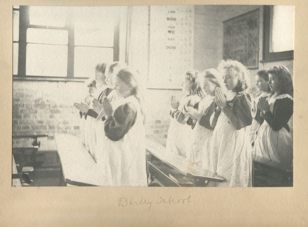 School girls, Burley