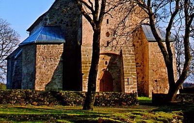 Püha  kirik, lähivaade läänefassaadile rephoto