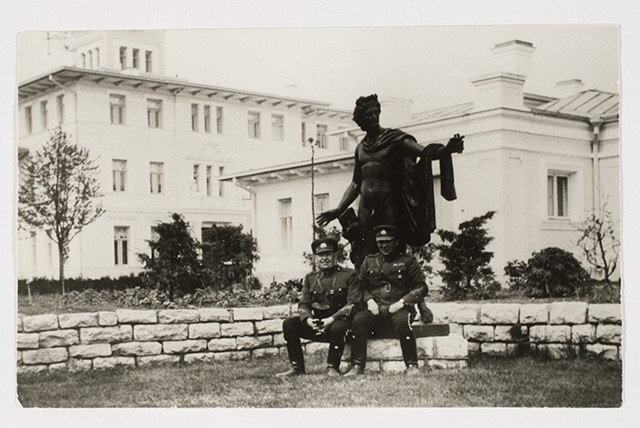 Military personnel at the sculpture