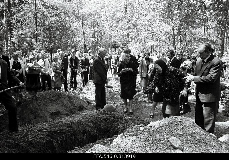 ENSV teenelise transporditöötaja Lembit Pikani matus.