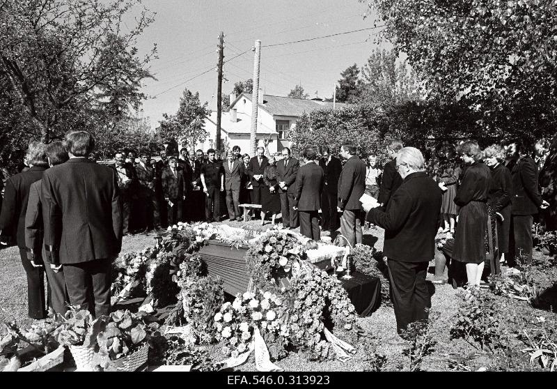 ENSV teenelise transporditöötaja Lembit Pikani matus.