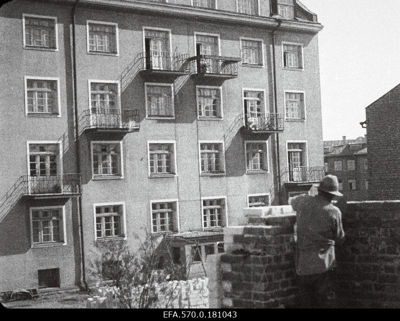 Faehlmann 3 residential courtyard view.