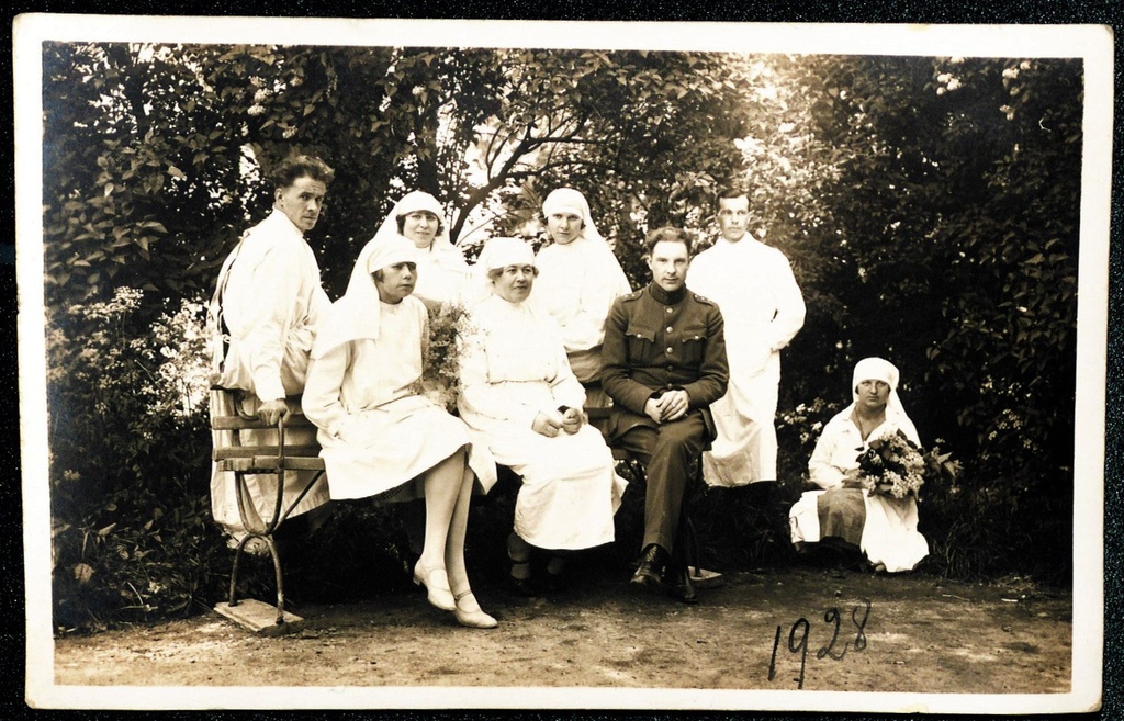 Military Central Hospital patients and sisters in the yard