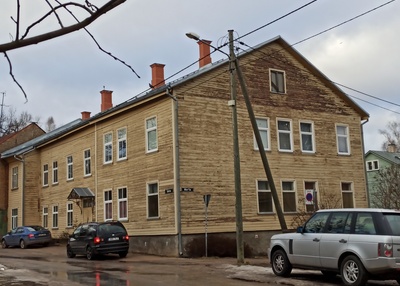 Karlova linnaosa: Salme t 2. Tänavavalgustuslamp, tänavasildid majal. Tartu, 1990. rephoto