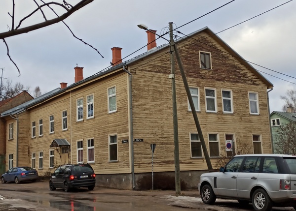 Karlova linnaosa: Salme t 2. Tänavavalgustuslamp, tänavasildid majal. Tartu, 1990. rephoto