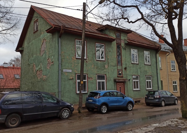 Karlova linnaosa: Salme t 2a; remonditööd (tellingud ja redelid maja juures). Tartu, 1990. rephoto