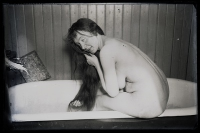 Naine juukseid pesemas (akt).  duplicate photo