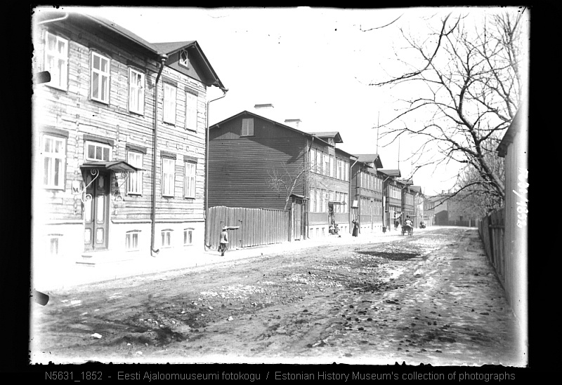 Tööstuse tänav, vaade teele ja elumajadele.