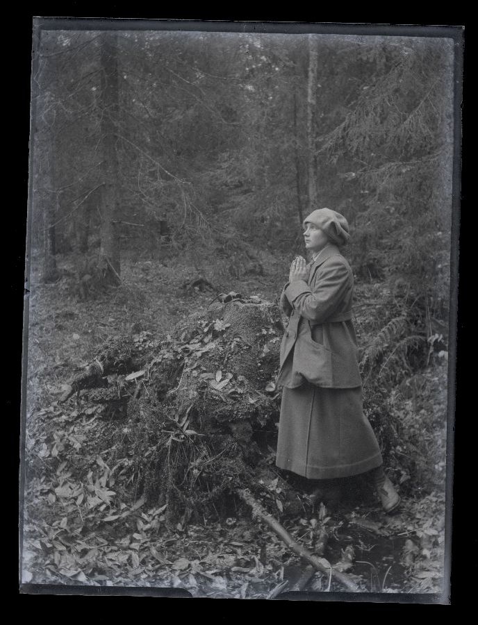 Palvepoosis naine metsas.