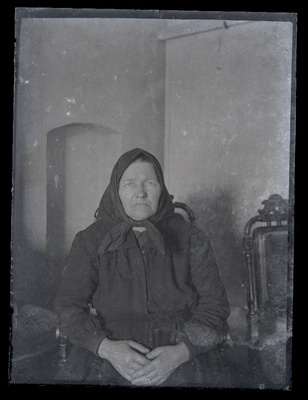 Vana naise portree.  duplicate photo