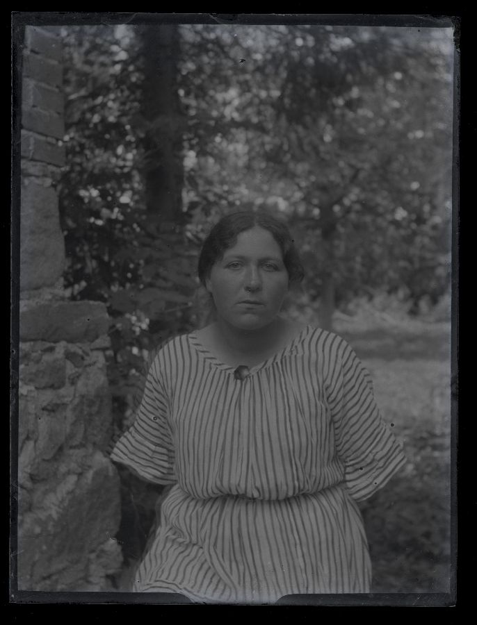 Triibulise kleidiga naine.