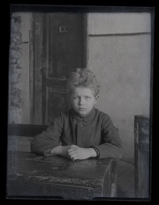 Poisi portree koolipingis.  duplicate photo