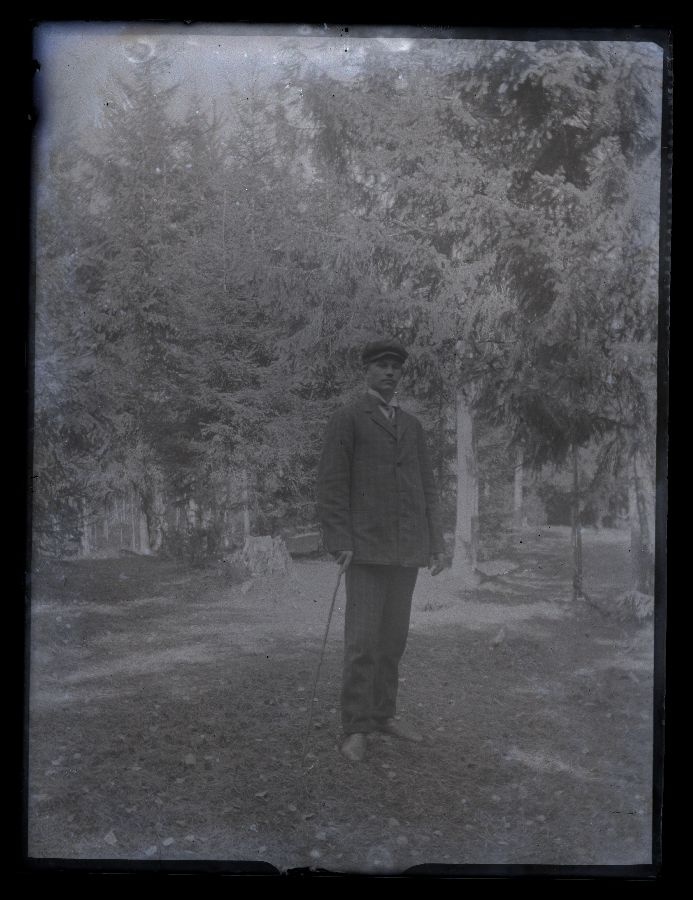 Mehe portree vabas õhus, pildistatud metsas.
