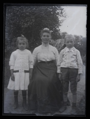 Naine koos kahe lapsega.  duplicate photo
