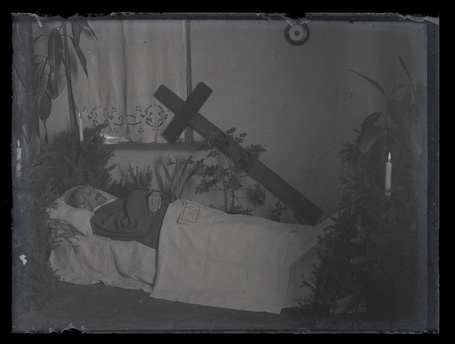 Vana mehe surnukeha kirstus, kirstu taga puurist.