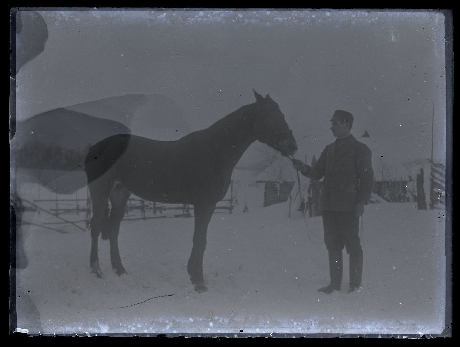 Mees ja hobune, pildistatud talvel.