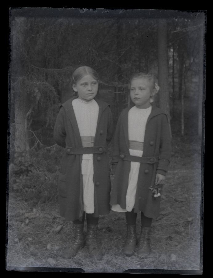 Kaks väikest tüdrukut metsas.