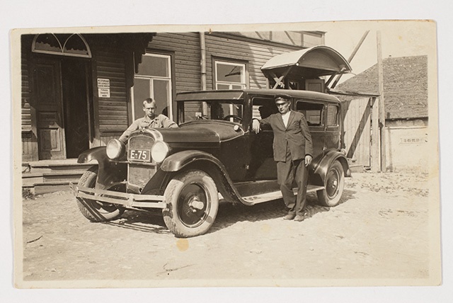 Car and men with Narva number