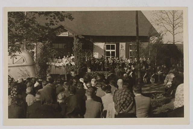 Opening of the d. o. Wirkhaus monument cup in front of the Väägvere Start School House in June 1939