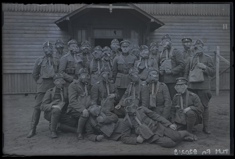 Rühm noorsõdureid gaasimaskides