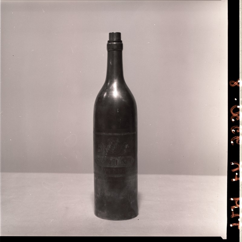Viinapudel, valmistatud R. Lange töökojas umbes 1930. aastal.