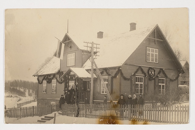 People in the courtyard of the house, winter Põlvamaa.