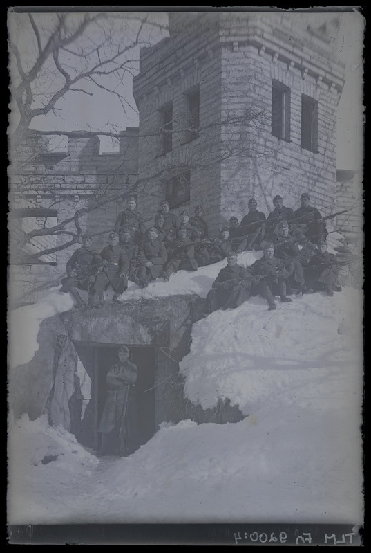 Rühm noorsõdureid talvel